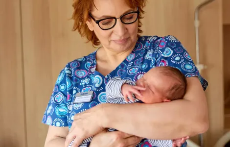 Położna opiekująca się noworodkiem na oddziale położniczym w szpitalu Salve
