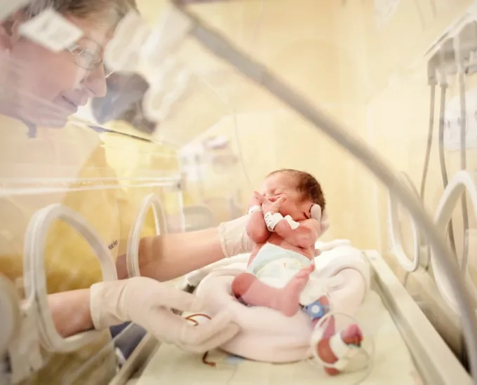 Noworodek w inkubatorze na oddziale neonatologicznym w szpitalu Salve