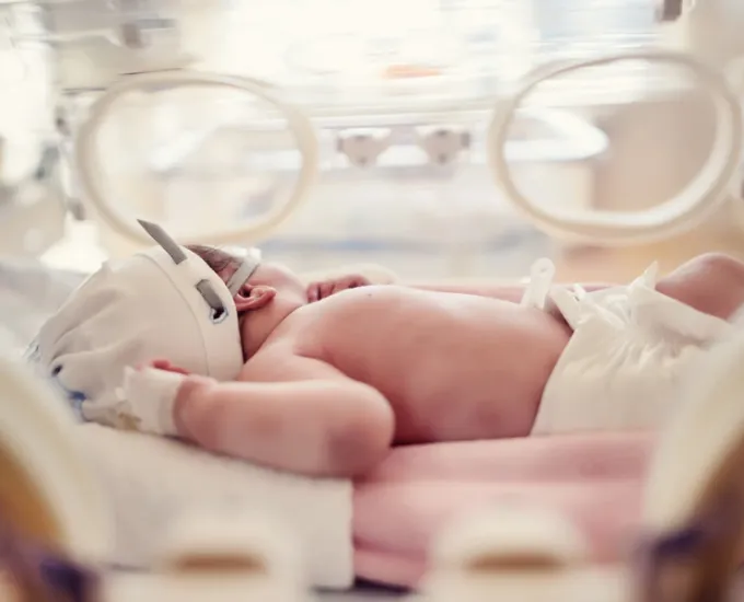 Noworodek w inkubatorze na oddziale neonatologicznym w szpitalu Salve